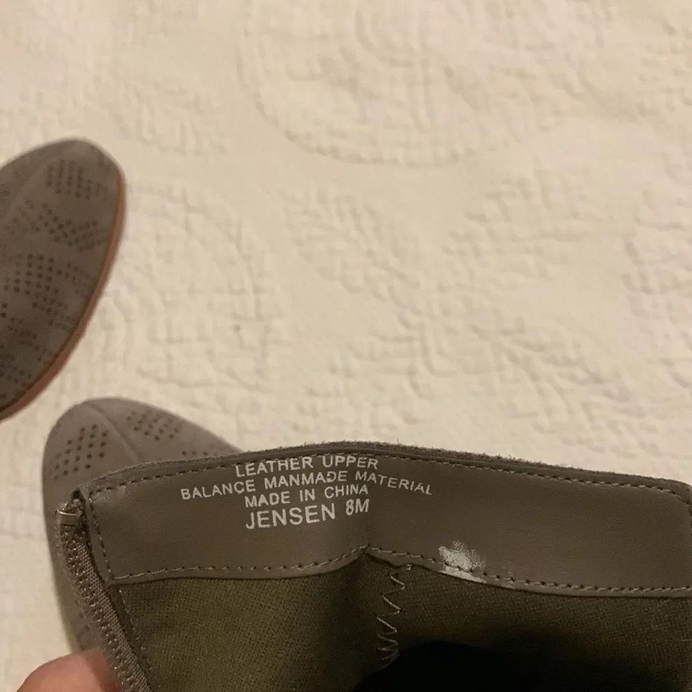 Violet & Red ankle booties. 8 - Picture 12 of 13